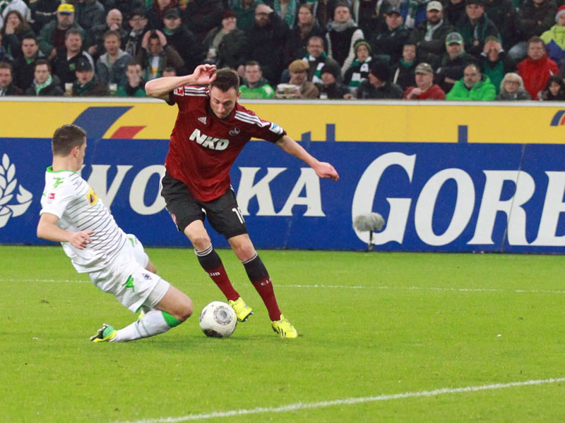 Aufreger: Gladbachs Xhaka attackiert Nürnbergs Drmic - der Elfmeterpfiff blieb aus.