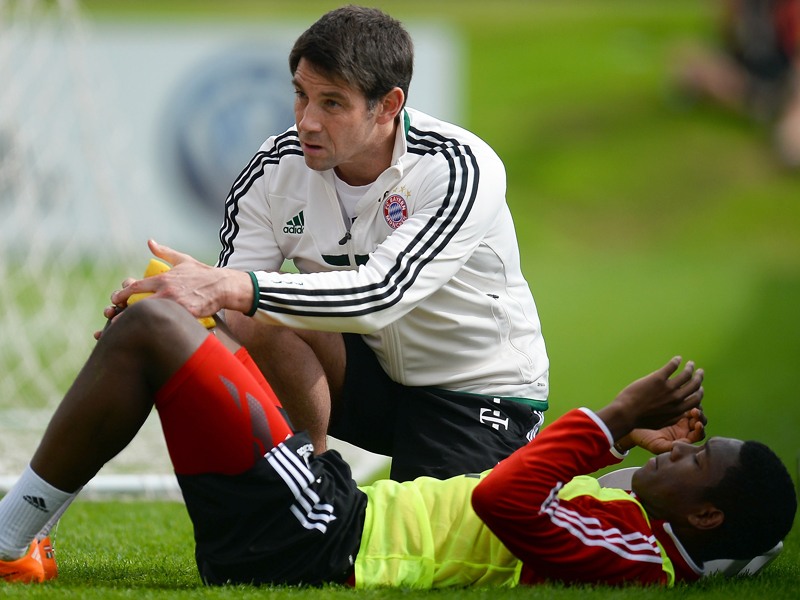 Schmerz lass nach: Bayern-Verteidiger David Alaba wird am rechten Knie behandelt.