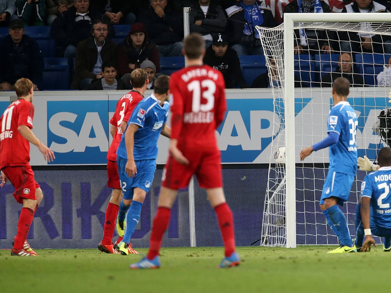 Stefan Kießling (l.) köpft in Hoffenheim durch ein Loch ins Netz ins Tor