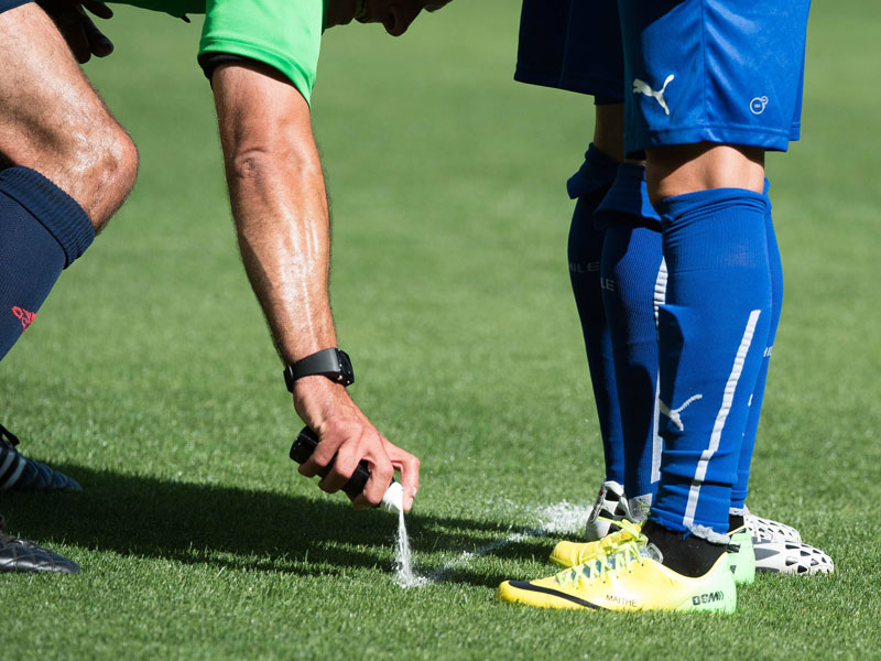 Bald auch in den Bundesliga: Das Spray aus Schiedsrichterhand.