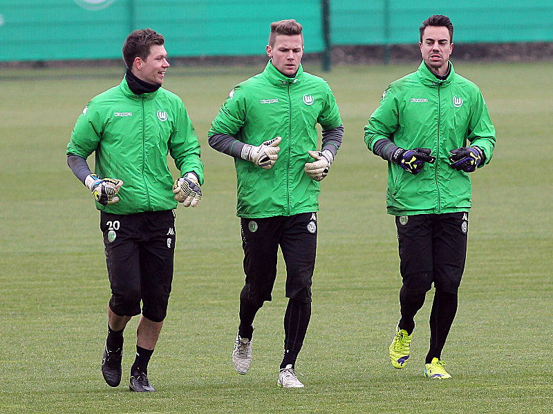 Bald gesprengt: Das VfL-Torhüter-Trio Max Grün, Patrick Drewes und Diego Benaglio (v.li.).