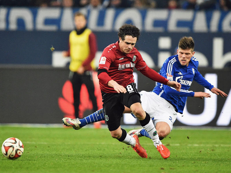 Sicherungen durchgebrannt: Für dieses Foul an Hannovers Schmiedebach sah Huntelaar die Rote Karte.