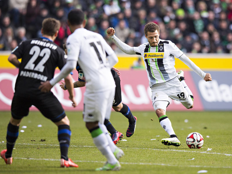 Mit links ins Glück: Gladbachs Fabian Johnson zieht gegen Paderborn ab, der abgefälschte Schuss landet im Tor.