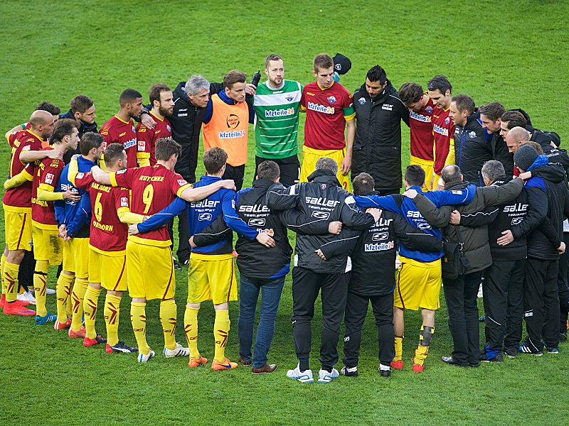 Einstimmen auf das neue, alte Ziel Relegationsrang: Spieler und Offizielle des SC Paderborn.