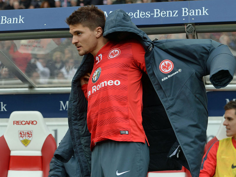 Tauscht er bald die warme Jacke gegen das Trikot ein? Frankfurts Aleksandar Ignjovski nähert sich seinem Comeback.