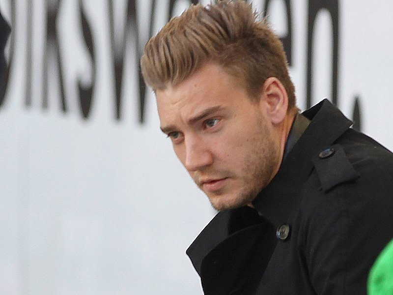 Gegen Schalke nur in ziviler Kleidung unterwegs: Wolfsburgs Nicklas Bendtner erschien zu spät zum Abschlusstraining und flog aus dem Kader.