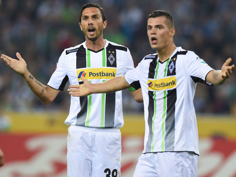 Nur einer packt's: Während Gladbachs Martin Stranzl (li.) ausfällt, ist Granit Xhaka gegen Wolfsburg mit dabei.