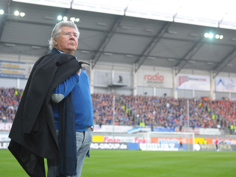 "Es ist grenzwertig, was das Fair Play angeht", sagt Paderborns Präsident Wilfried Finke über den FC Bayern.