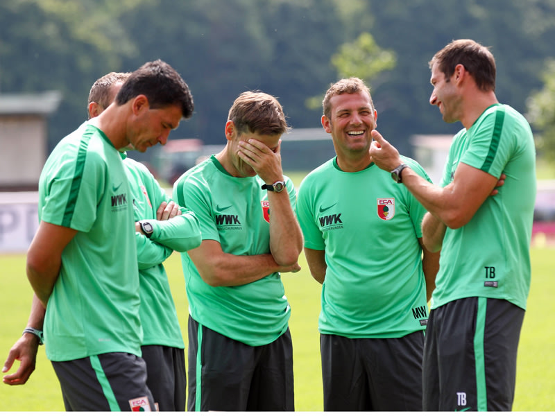 Der FC Augsburg und sein Trainerteam um Markus Weinzierl (2.v.re.) freut sich auf Europa.