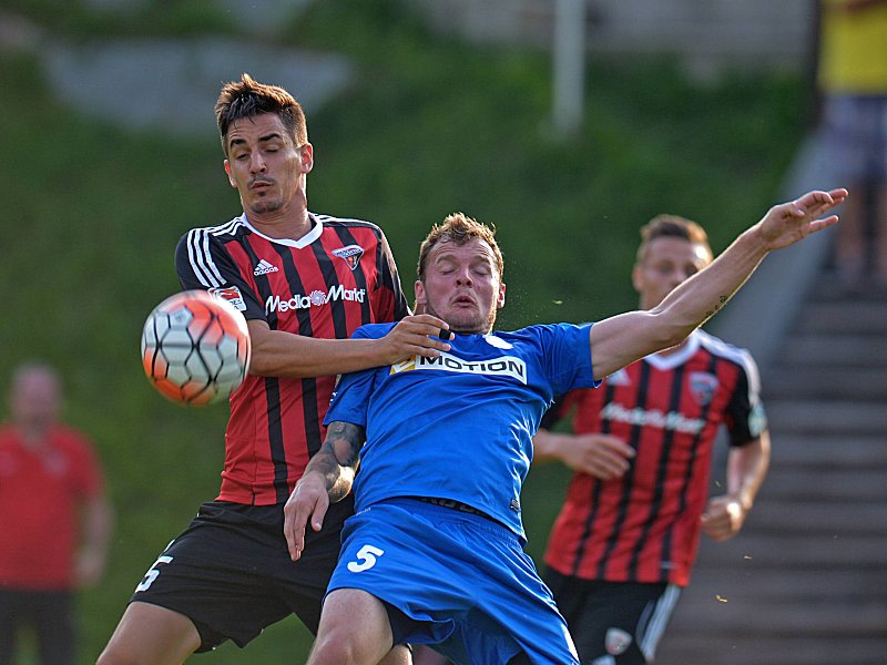 Aus dem Weg: Ingolstadt Hübner im Duell mit Bezicek (re.).
