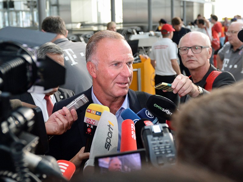 Bayerns Vorstandsboss Karl-Heinz Rummenigge am Münchner Flughafen. Rechts kicker-Chefreporter Karlheinz Wild.