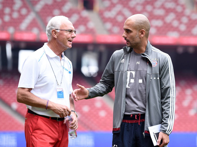 "Du kannst nicht warten, bis die kommen": Franz Beckenbauer am Freitag im Gespräch mit Pep Guardiola.