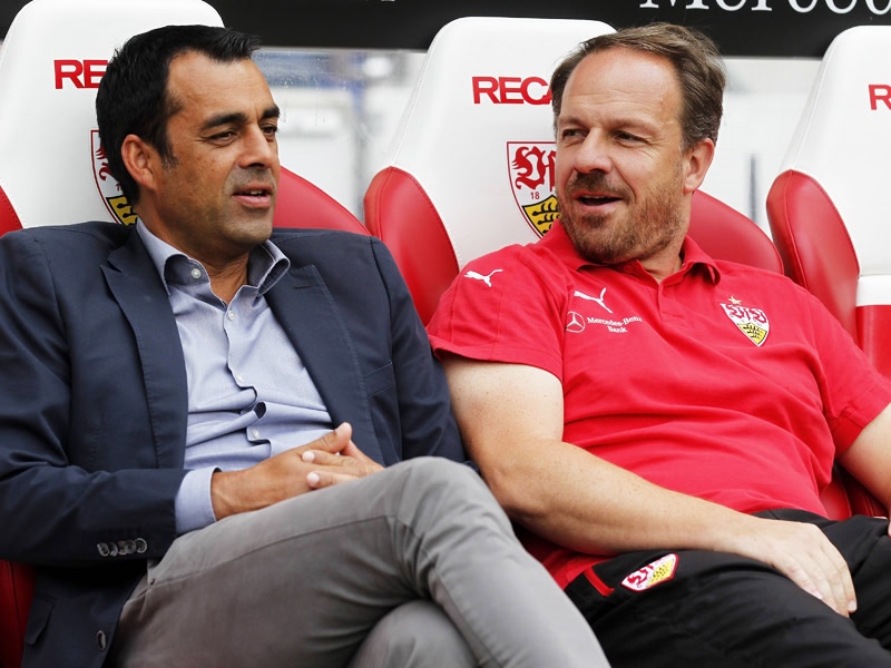 "Das ist ein Laufspiel, ein Ball-Jagen-Spiel, ein Umschaltspiel": VfB-Sportvorstand Robin Dutt (li.) lobt Trainer Alexander Zorniger.