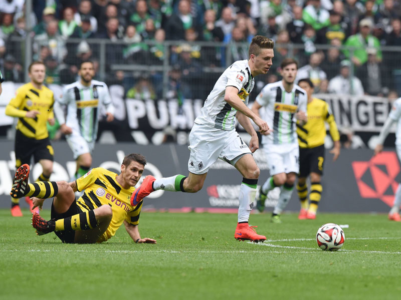 Patrick Herrmann lässt Sebastian Kehl hinter sich