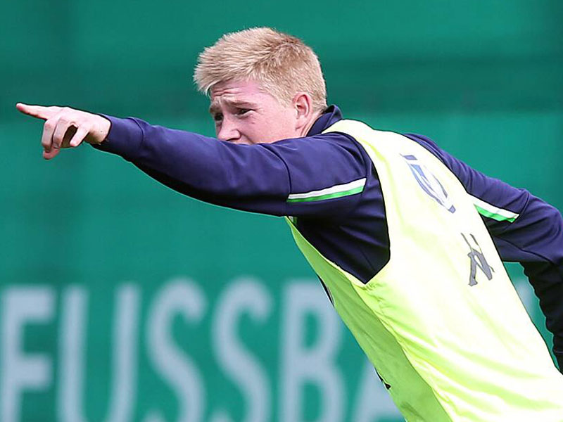Da geht's lang: Kevin De Bruyne verlässt Wolfsburg.