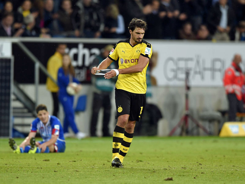 Riss sich nach dem Schlusspfiff wutentbrannt die Binde vom Arm: BVB-Kapitän Mats Hummels.