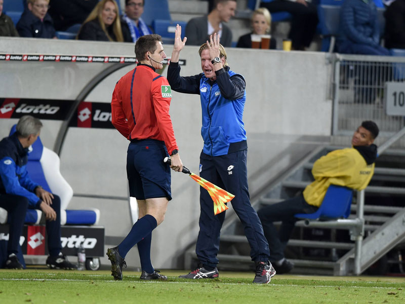 Emotion "in aggressiver Form": Hoffenheims Trainer Markus Gisdol beschwert sich bei Linienrichter Rafael Foltyn.