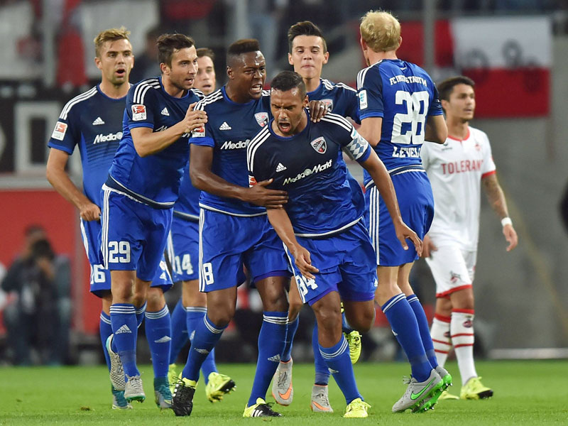 FCI im Freudentaumel: Marvin Matip hat soeben das 1:1 erzielt, seine Kollegen versuchen ihn einzufangen.