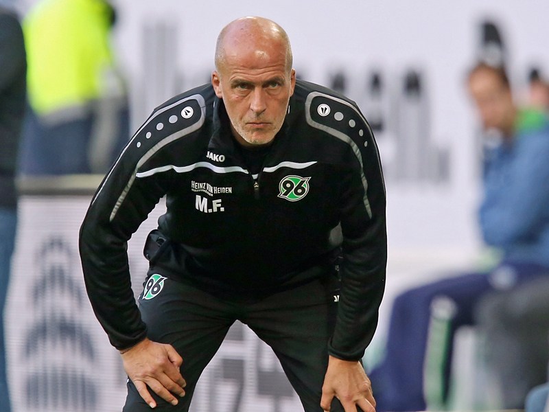 Schaute in Wolfsburg genau hin - und war mit seinem Team sehr zufrieden: 96-Coach Michael Frontzeck.
