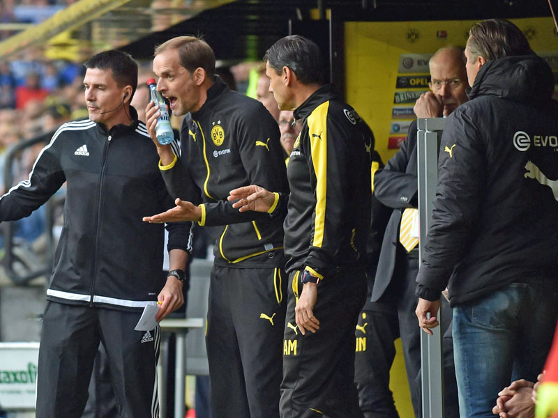 Die BVB-Verantwortlichen diskutieren gegen Darmstadt mit dem Vierten Offiziellen - ganz rechts Michael Zorc