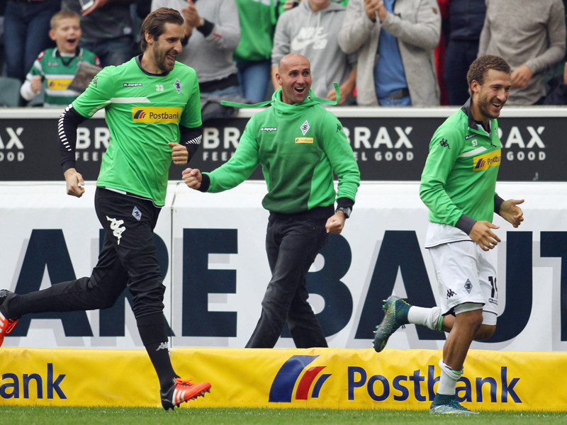 Völlig losgelöst: Gladbach bleibt mit Coach Andre Schubert (M.) in der Erfolgsspur.