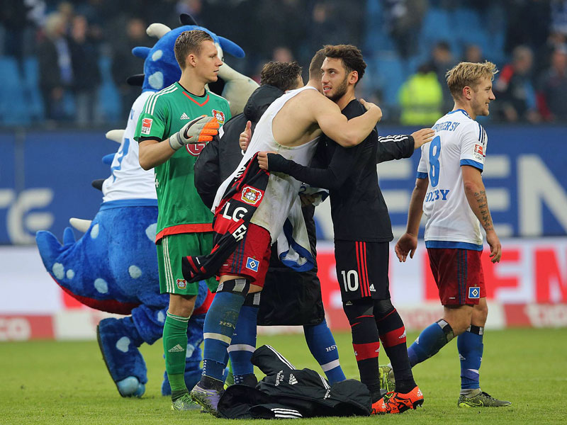 Erlebte alles andere als einen gemütlichen Nachmittag in Hamburg: Bayers Hakan Calhanoglu (#10) wurde zumindest von den Ex-Kollegen herzlich empfangen.