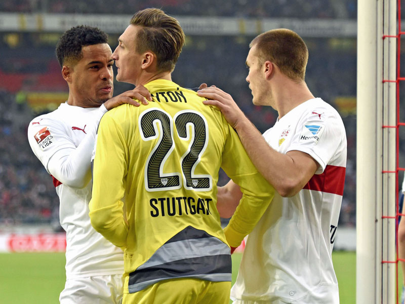 Elfmeter gehalten: Der spätere Siegtorschütze Daniel Didavi (li.) feiert VfB-Keeper Przemyslaw Tyton.