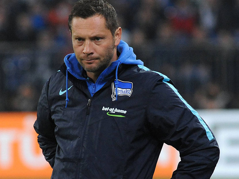 War nach dem Schalke-Spiel geknickt, und doch "sieht er die Entwicklung": Hertha-Coach Pal Dardai.