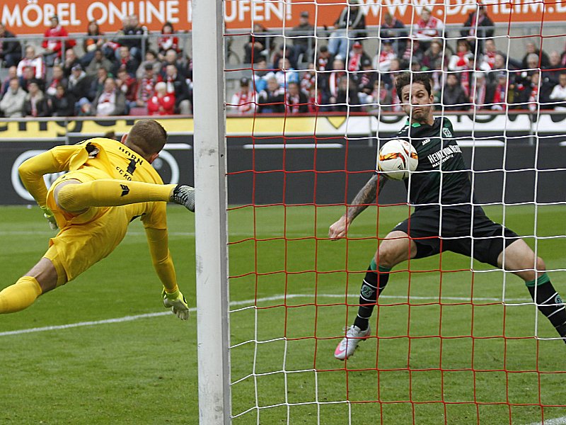 Ron-Robert Zieler und Leon Andreasen