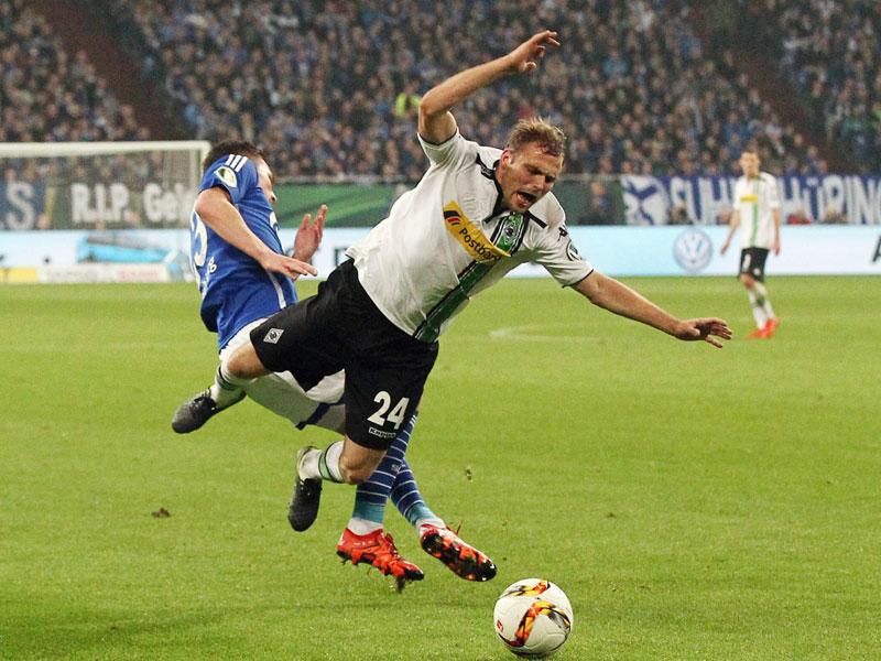Szene mit Folgen: Schalkes Höjbjerg stoppt Gladbachs Jantschke unsanft.