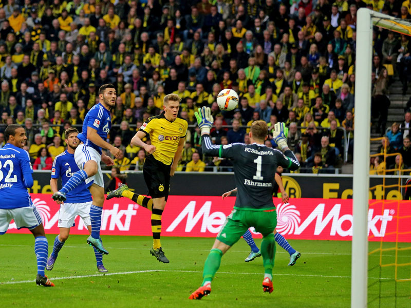 Dortmunds Ginter erzielt kurz vor der Pause das 2:1 gegen Schalke.