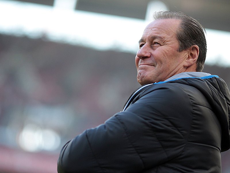 Hoffenheim-Coach Huub Stevens lässt sich in Sachen Personal nicht in die Karten schauen.