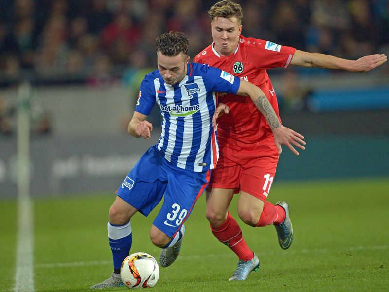 Yanni Regäsel, hier im Zweikampf mit Hannovers Felix Klaus (r.), überzeugte bei seinem Bundesliga-Debüt für Hertha BSC.