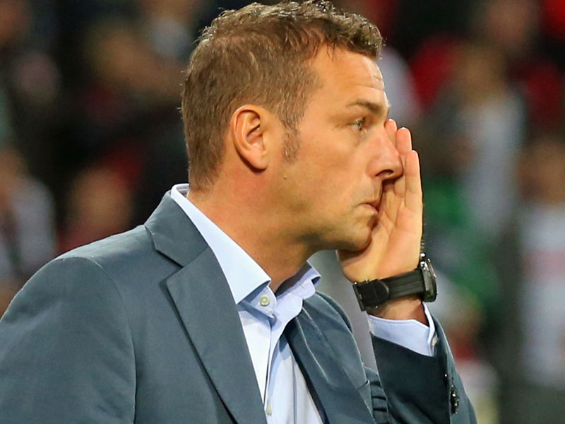 Blickt ein bisschen neidisch auf Pizarro: Augsburgs Trainer Markus Weinzierl.