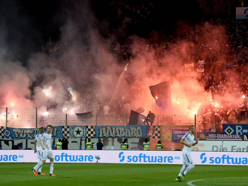 Wiederholung unerwünscht: HSV-Fans zünden vor der Länderspielpause in Darmstadt Pyrotechnik.