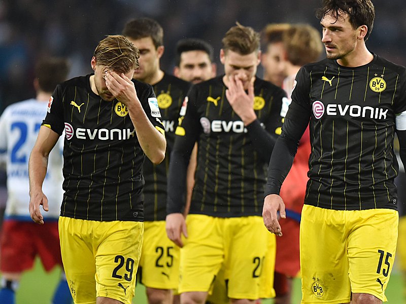 Nachdenklich: Marcel Schmelzer (li.) und Co. nach der Pleite in Hamburg.