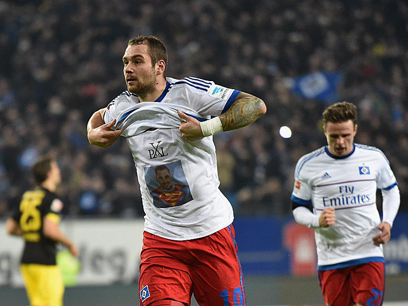 "Superman" Pierre-Michel Lasogga präsentiert nach seinem zwischenzeitlichen 1:0 sein T-Shirt.