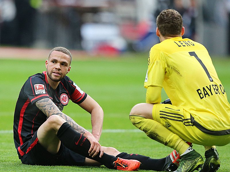 Es geht nicht mehr: Frankfurts Angreifer Luc Castaignos hält sich den linken Fuß, rechts Bayer-Keeper Bernd Leno.