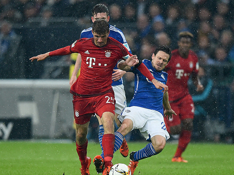 Mit harten Bandagen: Bayerns Thomas Müller wird von Sascha Riether (re.) angegangen.