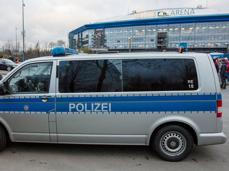 Musste vor dem Topspiel aktiv werden: Die Polizei in Gelsenkirchen meldete mehrere Festnahmen.