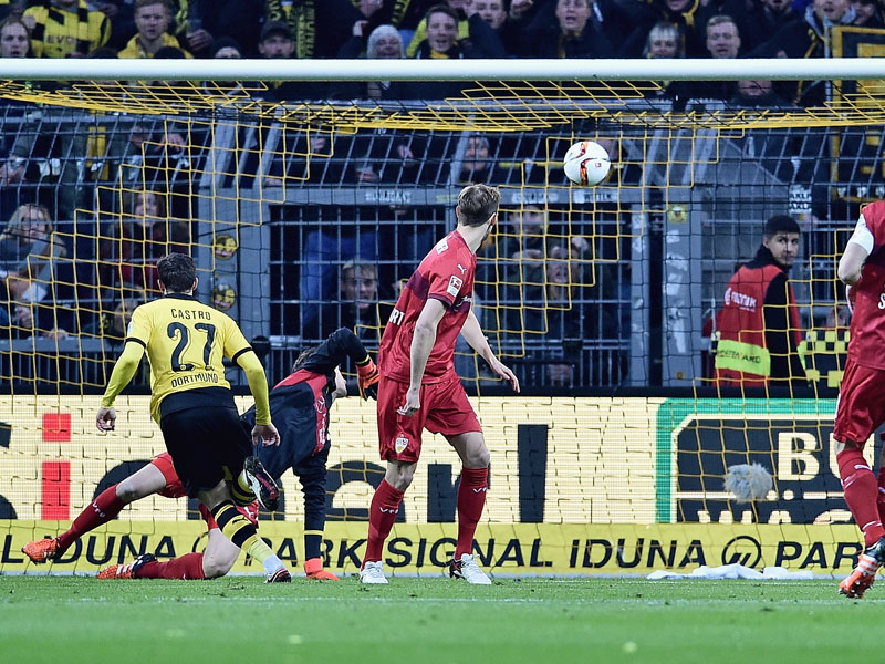 Dortmunds Castro staubt per Kopf zum frühen 1:0 gegen Stuttgart ab.