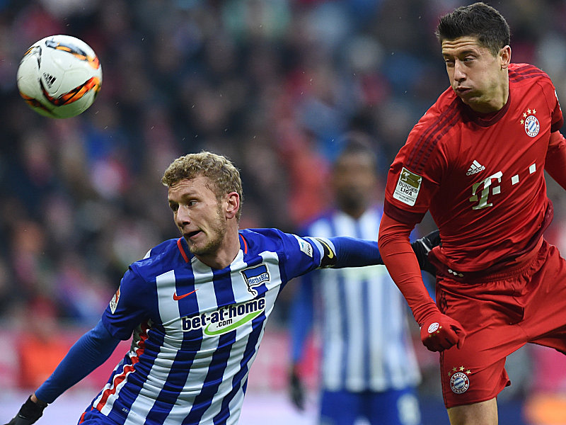 Waren dem FC Bayern München um Robert Lewandowski unterlegen: die Berliner Hertha und ihr Kapitän Fabian Lustenberger.