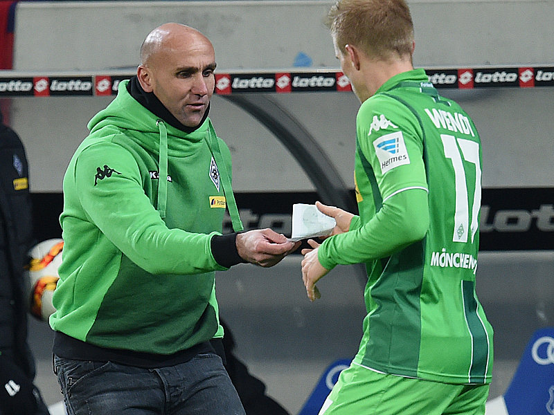 Schriftliche Anweisungen für einen Zähler: Gladbach-Coach Andre Schubert.