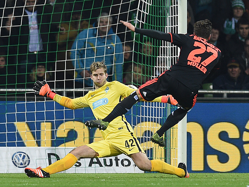 Aus und vorbei: Hamburgs Nicolai Müller bezwingt Felix Wiedwald und erzielt das 3:1.