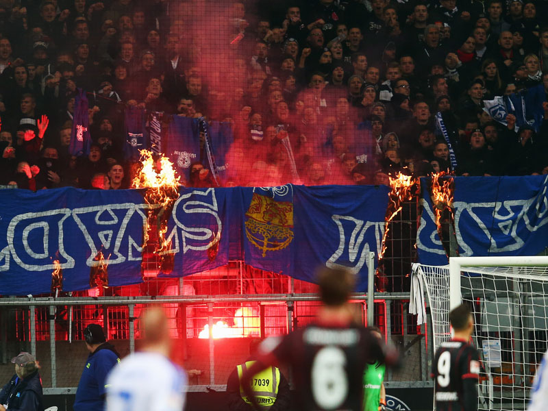 Darmstädter Fan-Utensilien brennen im Eintracht-Block