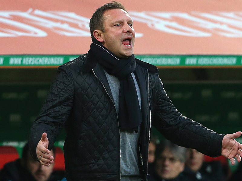 Unzufrieden mit der Niederlage in Augsburg: S04-Trainer André Breitenreiter.