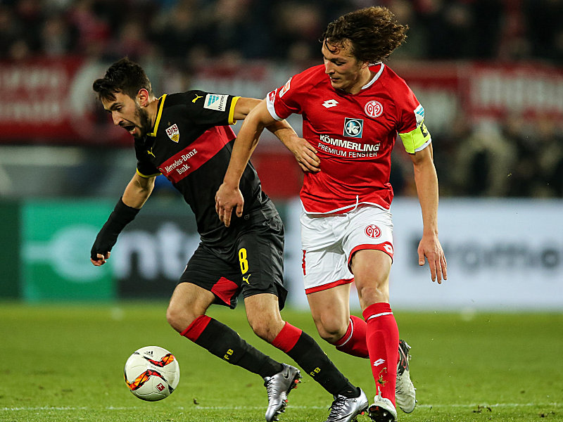 "Schleichender Umbruch": Moritz Baumgartlinger (re., mit Stuttgarts Lukas Rupp) lobt die Neuen im Team.