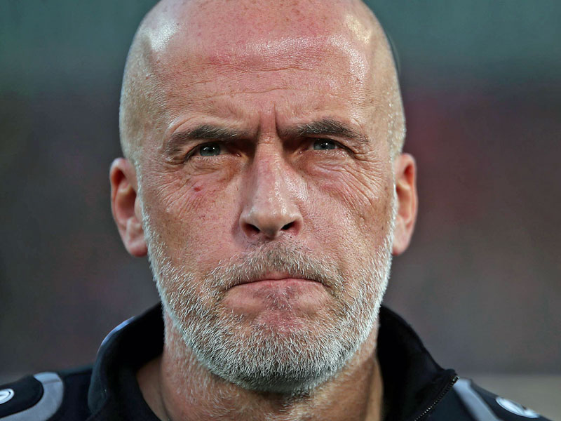 Nahm in Hannover seinen Hut: Trainer Michael Frontzeck.