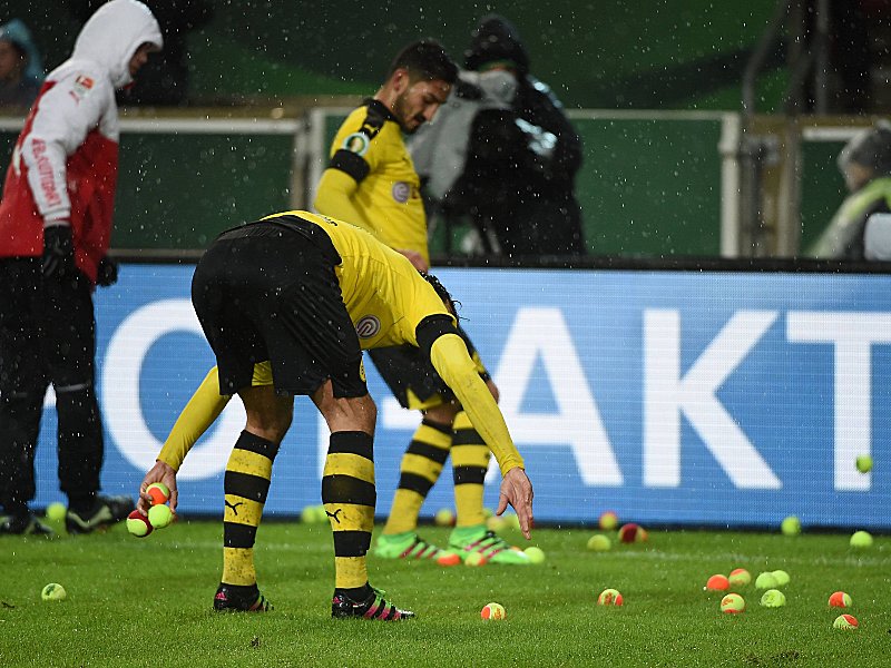 Mussten während der Partie den Rasen von den bunten Tennisbällen befreien: Mats Hummels und Ilkay Gündogan (im Hintergrund).