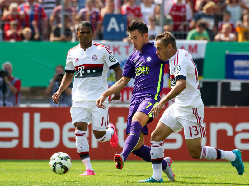 Spiel des Lebens vs. lästige Pflicht: Die Topteams sollen (hier Bayern München beim FC Nöttingen) erst später in den DFB-Pokal einsteigen.